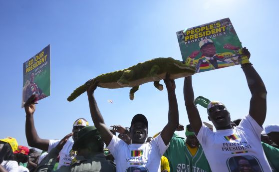 Хора демонстрират радост от избора на Мнангава - Крокодила за втори президентски мандат в Зимбабве.