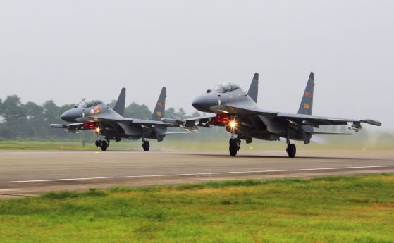 Два китайски изтребителя Су-30 излитат от неуточнено място, за да патрулират над Южнокитайско море.