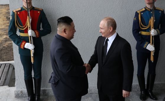 Руският президент Владимир Путин (вдясно) поздравява севернокорейския лидер Ким Чен-ун (вляво) преди среща на 25 април 2019 г. във Владивосток, Русия. Това беше първото посещение на севернокорейския лидер в Русия.