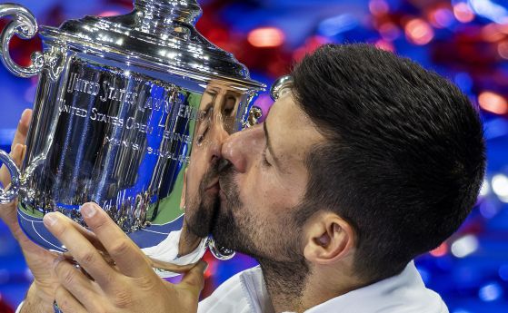 Новак Джокович целува 24-ия си мейджър трофей след спечелването на US Open 2023