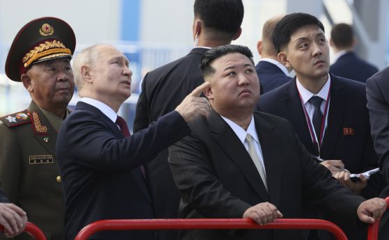 Домакинът Владимир Путин с госта Ким Чен Ун