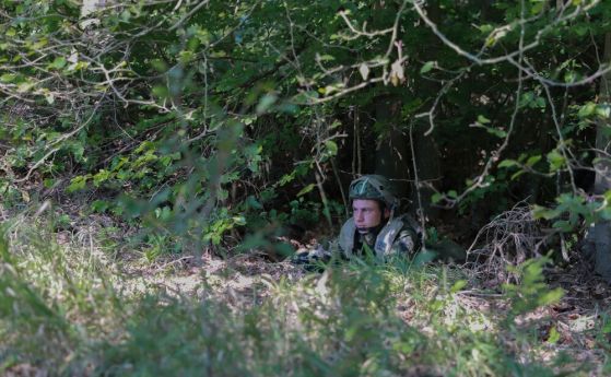 Български войник наблюдава пътя