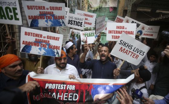 Сикхи протестират срещу убийството на Хардип Сингх Ниджа в Пешавар, Пакистан.