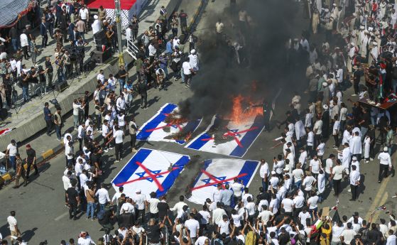 Иракчани горят израелското знаме по време на протест.