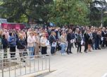 Десетки на протест в Благоевград в подкрепа на пребитата с метален прът жена (снимки)