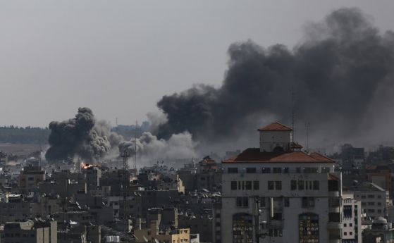 Дим се издига над град Газа след израелски удар, 21 октомври 2023 г.