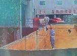 Видео показа как китайски работник уринира в резервоар за бира във фабрика на Tsingtao