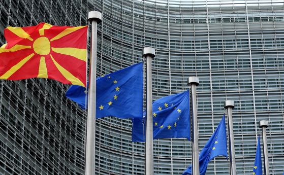 Македонското знаме пред сградата на Европейската комисия