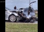 Самолет се заби в кола на магистрала в Тексас. Пилотът го нарита