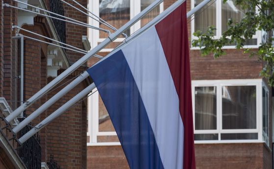 Нидерландският флаг