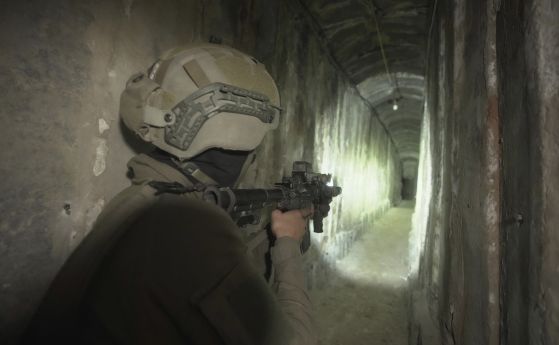 Израелската армия показва на медиите тунелите на Хамас.