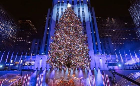 Коледната елха на Рокфелер център в Ню Йорк грейна с 50 000 светлини
