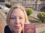 Линда Петкова показа новия си БГ паспорт