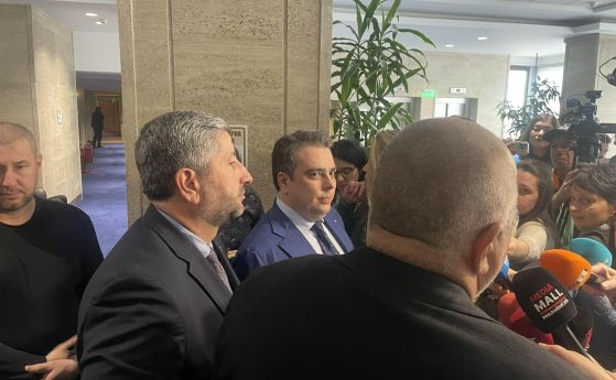 Христо Иванов, Бойко Борисов и Асен Василев в кулоарите на парламента