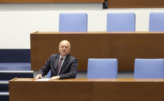 Министърът на отбраната Тодор Тагарев в пленарната зала
