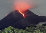 Поне 11 туристи загинаха след изригване на вулкан в Индонезия