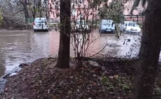 Боклуци върху шахта превърнаха паркинг в езеро