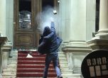 Обсада на кметството, хаос и полицейско насилие в Белград след отказа на Вучич да касира изборите (галерия)