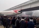 Самолет се заклещи под мост в Индия (видео)