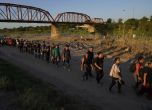 САЩ отварят 4 пропускателни пункта на границата с Мексико