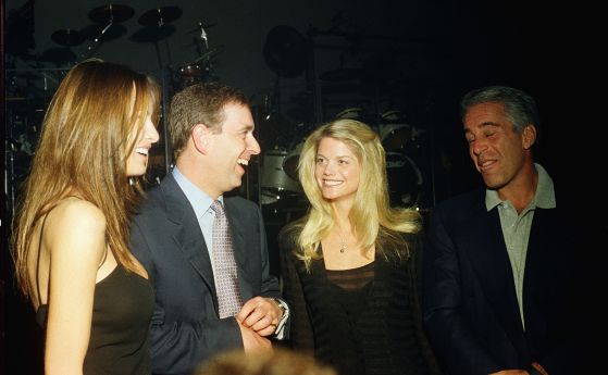 Мелания Тръмп, Принц Андрю, Гуендолин Бек и Джефри Епстийн през 2000 г. във Флорида