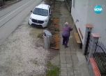 Възрастна жена напада съседите си с мотика, никой не може да я спре