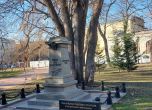 Счупиха бюста от паметника на граф Игнатиев във Варна (допълнена; снимки)
