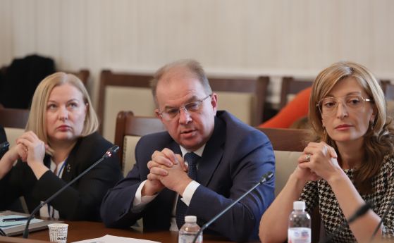 Надежда Йорданова, Радомир Чолаков и Екатерина Захариева в комисията по конституционни въпроси