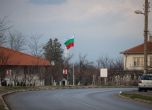 Монтираха 5-метров пилон с националния флаг на входа на село Роза