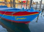 Лодка с името на героя на Георги Господинов ''Гаустин'' плува във Венеция