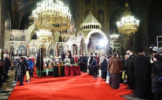 Започна архиерейската заупокойна литургия за патриарх Неофит в катедралата 