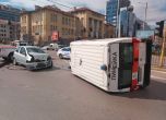 Линейка се преобърна в центъра на София (снимки)