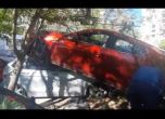 Жена паркира колата си върху автомобил в Пловдив