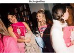 Звезди в розово тичат в дъжда за премиерата на книга за Барби