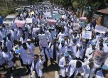 Държавна болница в Кения уволни 100 лекари. Стачкували