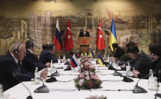 Турският президент Реджеп Тайип Ердоган приветства делегациите на Русия и Украйна на преговорите в Истанбул през 2022 г.
