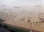 Десетки хиляди са евакуирани след силни бури и наводнения в Китай