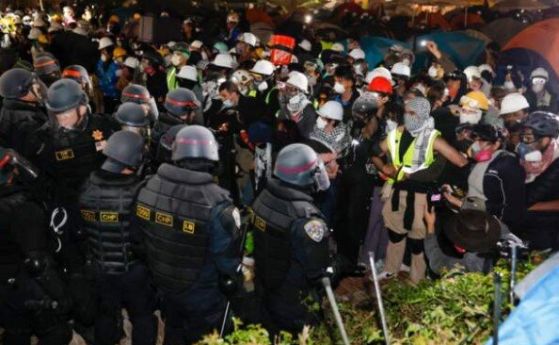 Полицията нахлу в кампуса на UCLA заради пропалестинска блокада (видео и снимки)