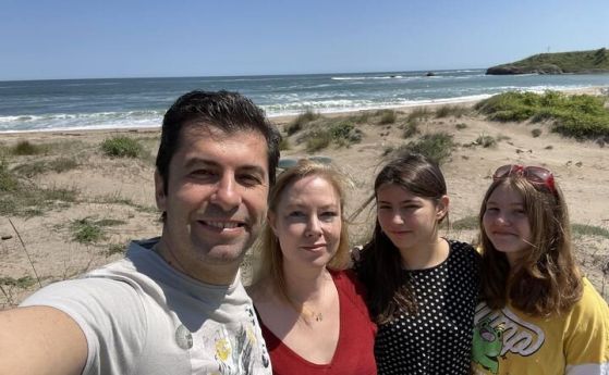 Кирил Петков и семейството му на плаж Корал