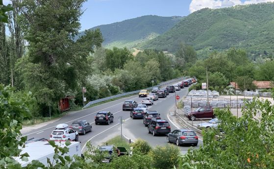 Адски трафик по Струма, няколко километра се изминават за часове