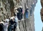 ''Задръстване'' в планината: Алпинисти заседнаха на скала в Източен Китай