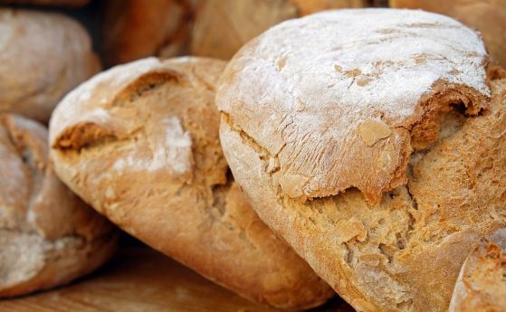 Веригите искат Радев да наложи вето на тавана от 15% върху надценката на хляба