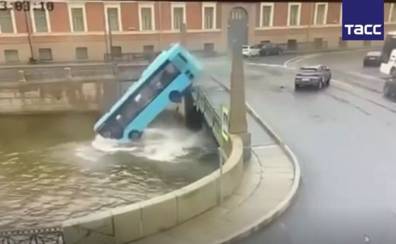 Пътнически автобус падна от мост в река в Санкт Петербург, трима са загинали