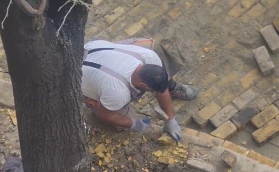 Дежавю: Работници удрят жълтите павета с чук