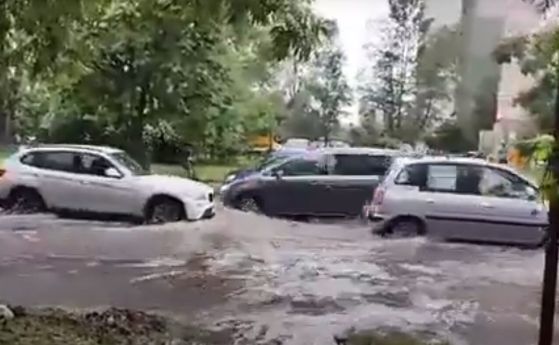Силен дъжд, градушка и наводнени улици в София (видео)