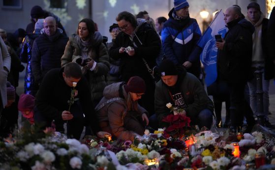 Граждани полагат цветя