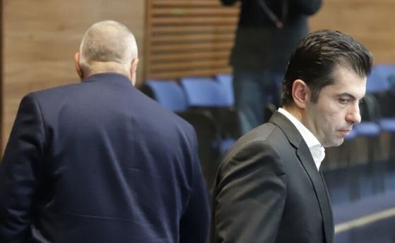 Бойко Борисов и Кирил Петков се разминават в пленарната зала в НС