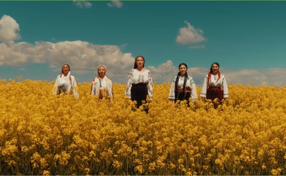 стопкадър от клипа