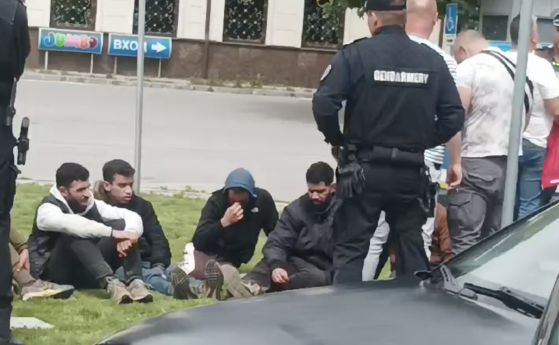 Задържаните мигранти са със сирийски произход по първоначална информация