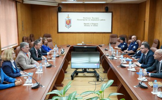 Работна среща на Даниел Митов с временно изпълняващия длъжността посланик на Съединените щати в България Мартин Макдауъл и търговския аташе Хана Каменецки в МВР